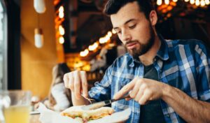 Ako jedete sami to može biti loše za vaše srce, upozorava nova studija